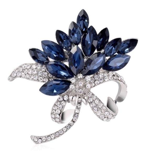 Jewelry - Bouquet Crystal Vintage Pin Brooch
